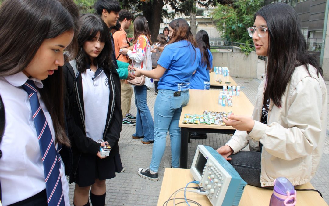 Subdirectora y equipo de divulgación científica del Instituto Milenio SAPHIR participan en feria científica de la UC